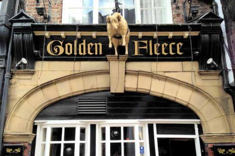 The Golden Fleece pub, Pavement
